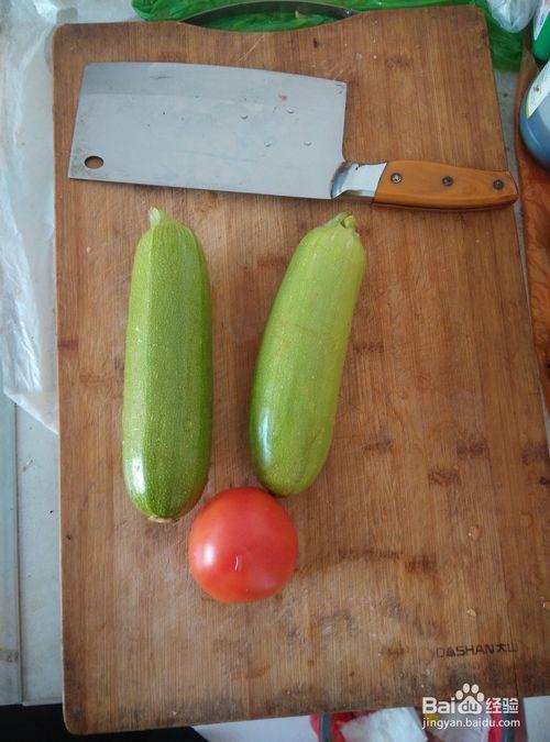 给小瓜吃番茄,共享美味时光