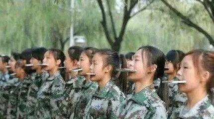 吃瓜大学军训,青春汗水铸就国防情怀