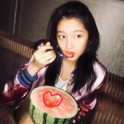 关晓彤现场吃瓜视频下载,瓜田李下，明星也爱凑热闹