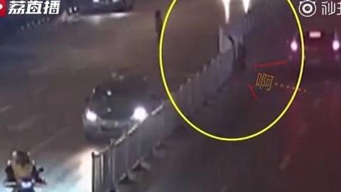 男女护栏吃瓜,揭秘网络热议背后的真相